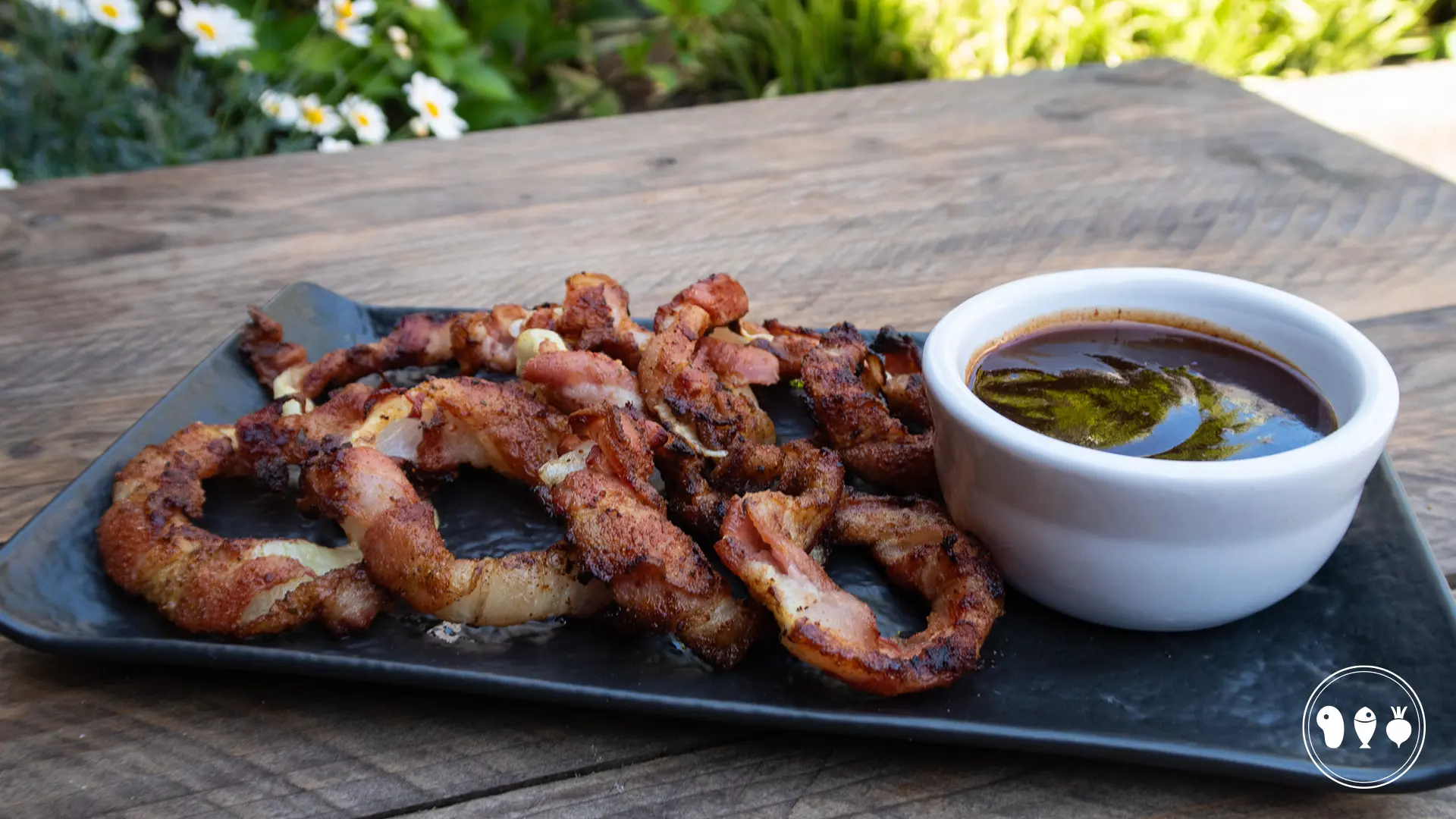 heerlijke-uien-snack-van-de-bbq-met-ontbijtspek